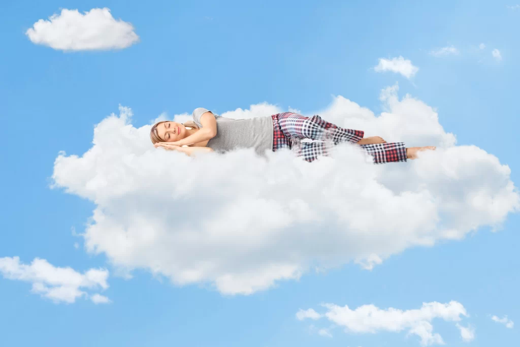 Femme qui dort sur un nuage