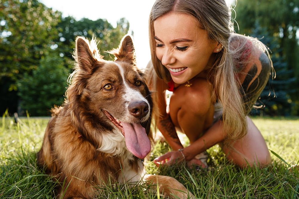 Femme avec son chien dans un parc
